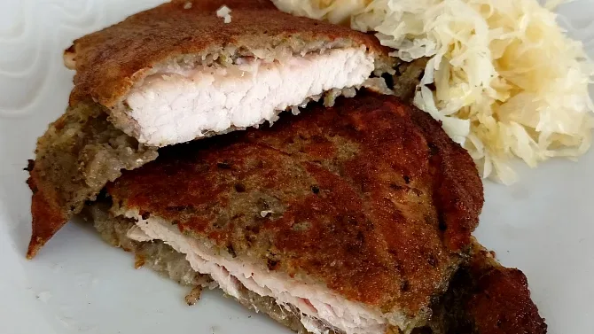 Smazeny Kureci Steak V Bramborakovem Teste Se Zelnym Salatem Hellmans