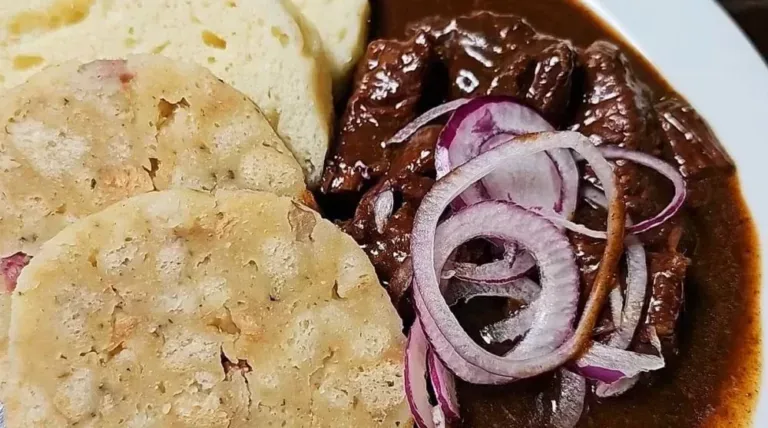 Hovezi Gulas Pilsner Urquel S Variaci Knedliku A Smazenou Cibulkou