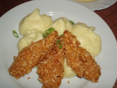 150g. Kuřecí stripsy, bramborová kaše, coleslaw