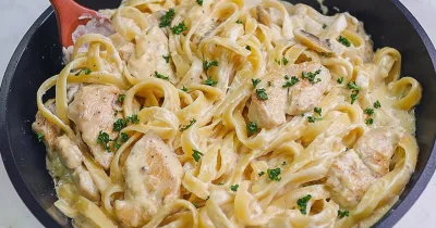 450g Těstoviny ve smetanové omáčce s kuřecím masem, hráškem a žampiony
