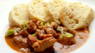 200g Vepřová plec na houbách, náš houskový knedlík