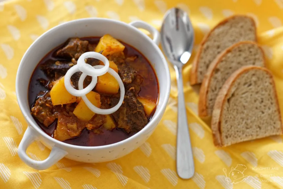 Meal 368 450G Kotlikovy Gulas S Veprovym Masem Nasim Uzenym Spekem Paprikou A Bramborem Chleb
