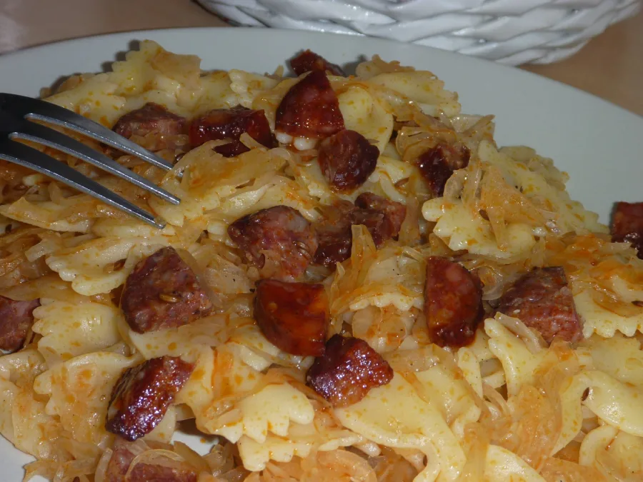 Meal 377 Zapecene Testoviny S Pikantni Klobasou Zelim A Smetanou S Mrkvovym Salatem S Ananasem